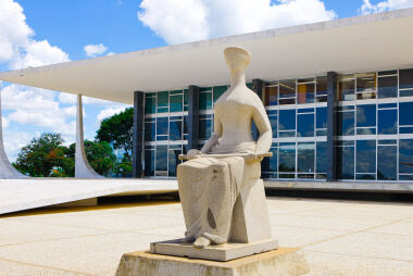 AGU pede no STF suspensão de ações contra União e INSS