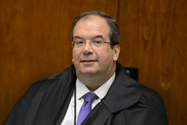 STJ responsabiliza hotel por queda de extintor de incêndio sobre criança