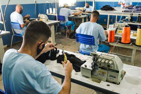 Reeducandos na oficina de costura da PCE.jpg
