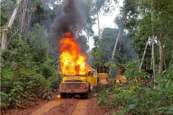 destruição de maquinarios (1).jpeg