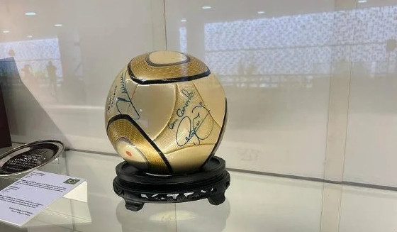 foto-bola-autografada-neymar-camara-dos-deputados.png