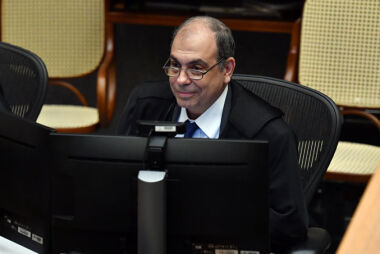 STJ anula reconhecimento fotográfico e absolve réu por furto