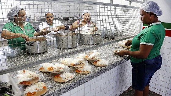 Prefeita sanciona lei que autoriza merenda a profissionais da educação