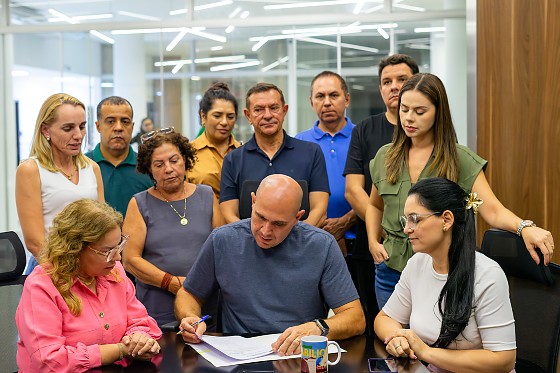 Prefeito sanciona leis que melhoram auxílio-maternidade e isenta IPTU 